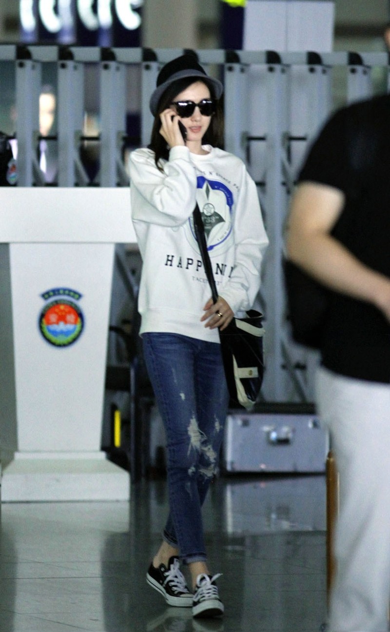 王丽坤机场随拍演绎惬意时髦风尚 她步履轻盈,宽松裤装与运动鞋搭配出率性自在的步态