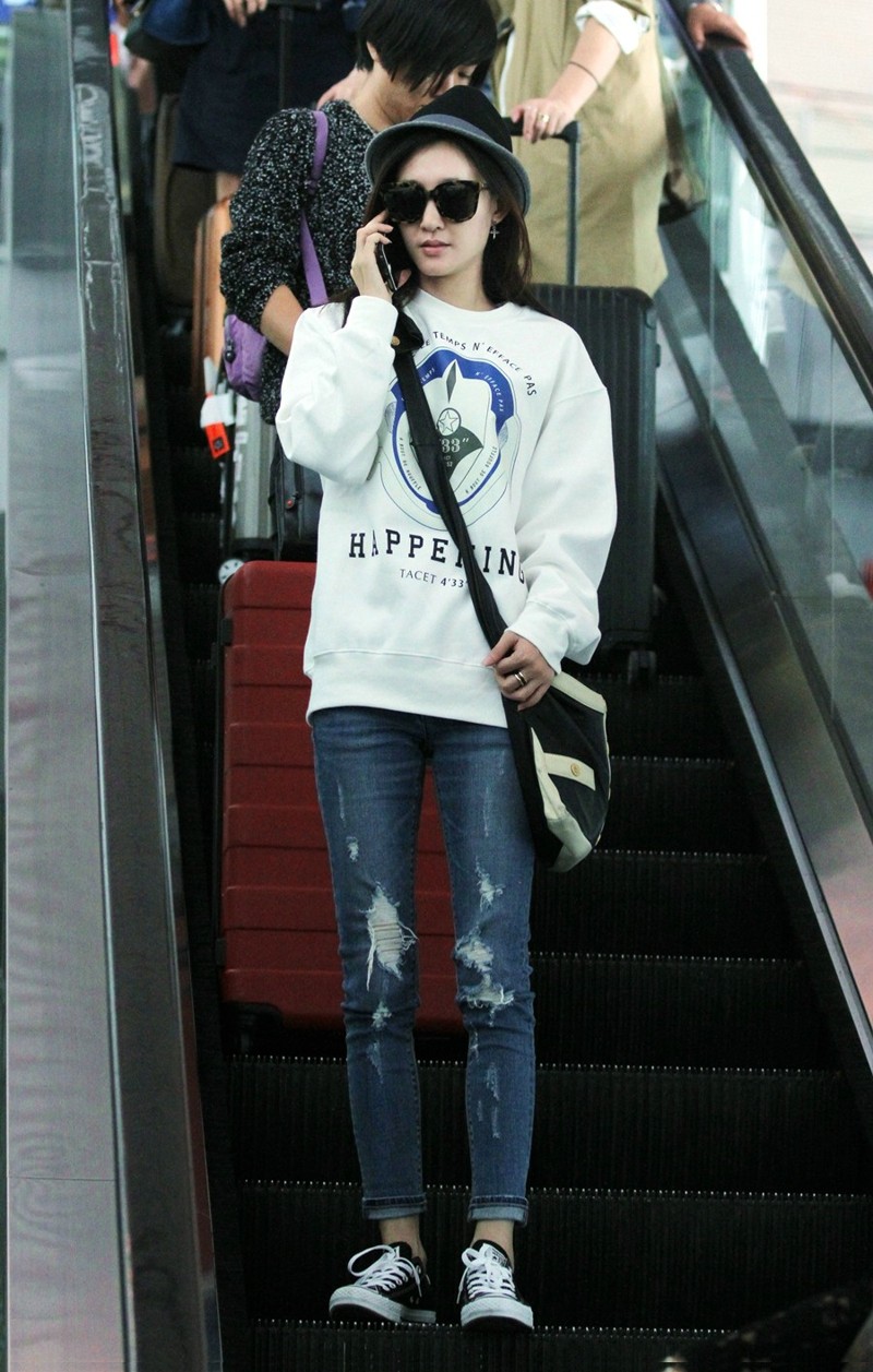 王丽坤机场随拍演绎惬意时髦风尚 光影洒落,王丽坤驻足瞬间,静谧中散发着宁静致远的美感