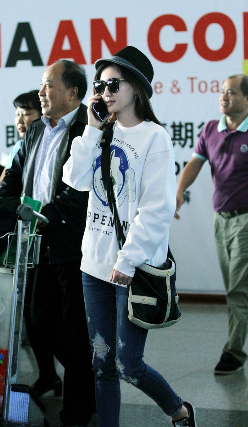 王丽坤机场随拍演绎惬意时髦风尚 机场通道中,王丽坤的背影亦是一道松弛而迷人的风景线