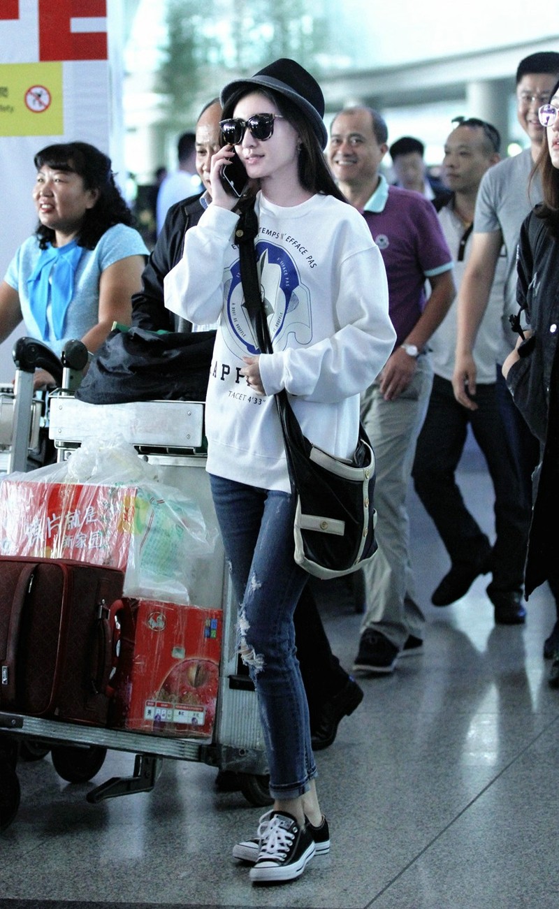 王丽坤机场随拍演绎惬意时髦风尚 王丽坤面对镜头嫣然一笑,休闲装扮难掩其清新脱俗的明星光芒