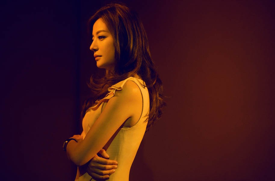 赵薇典雅风姿绽放极致女性韵味 赵薇经典造型再度呈现,优雅身姿与大气风范诠释永恒魅力