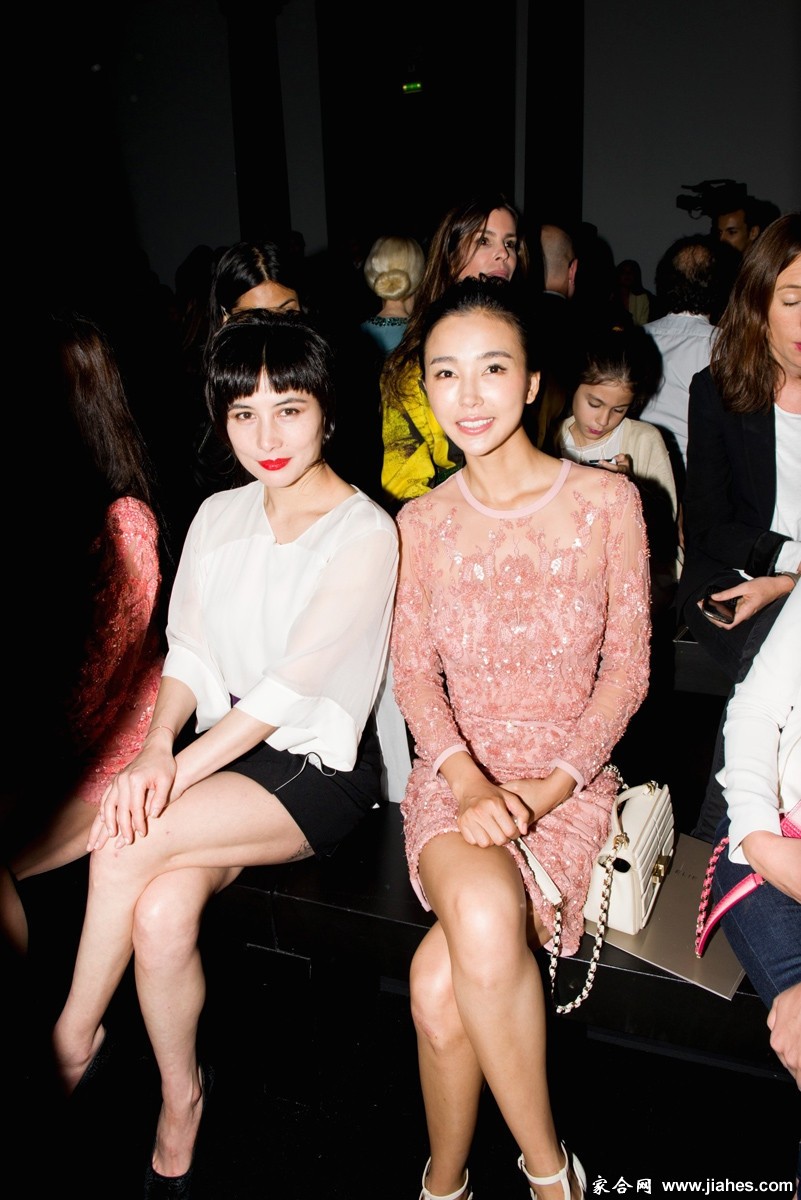 姚星彤现场造型写真集:丝袜与牛仔的时尚碰撞 姚星彤回眸一笑,白色丝袜与牛仔短裤搭配,散发青春活力气息