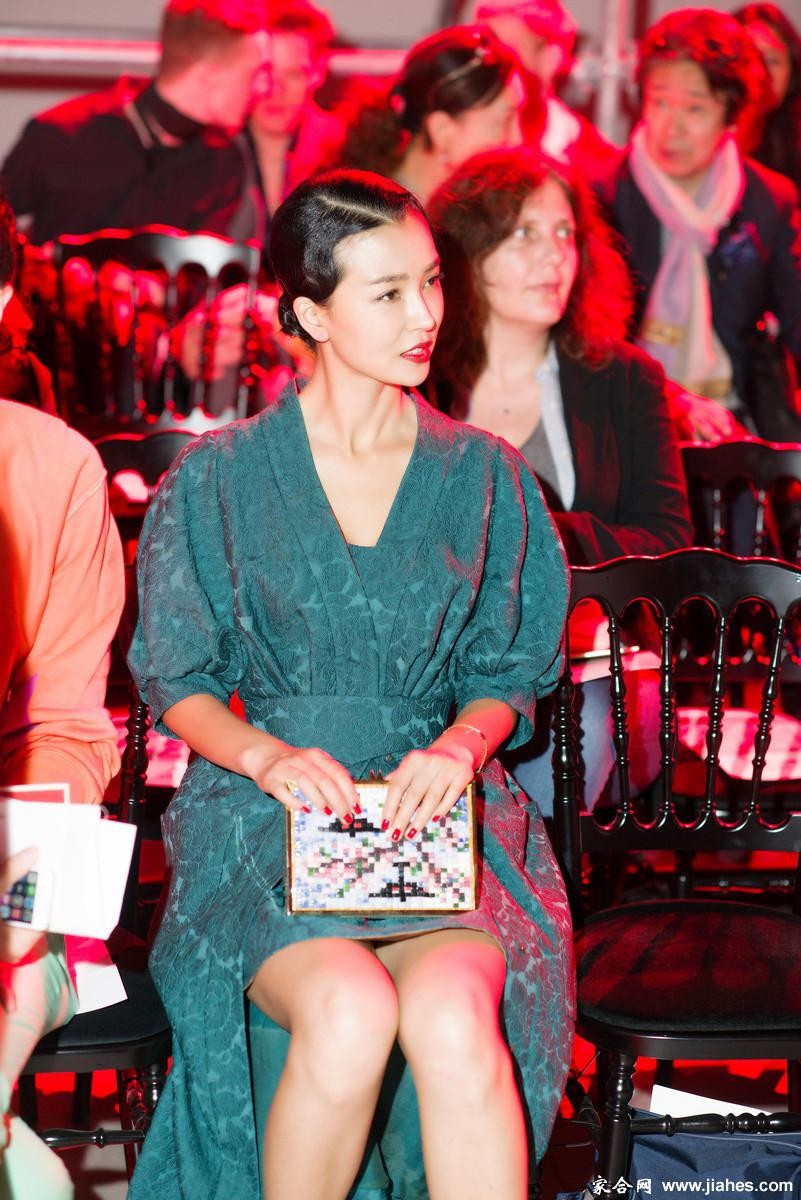 姚星彤现场造型写真集:丝袜与牛仔的时尚碰撞 灯光下的姚星彤,侧影轮廓分明,肉丝长腿成为画面中最吸睛的焦点