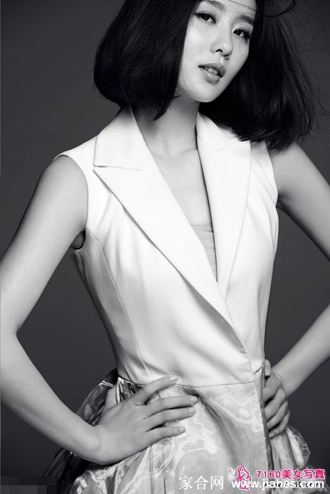 风舞轻纱韵悠扬 迎风而立长发与裙裾共舞