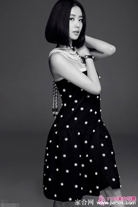 风舞轻纱韵悠扬 裙裾翻卷似海浪轻拍礁石