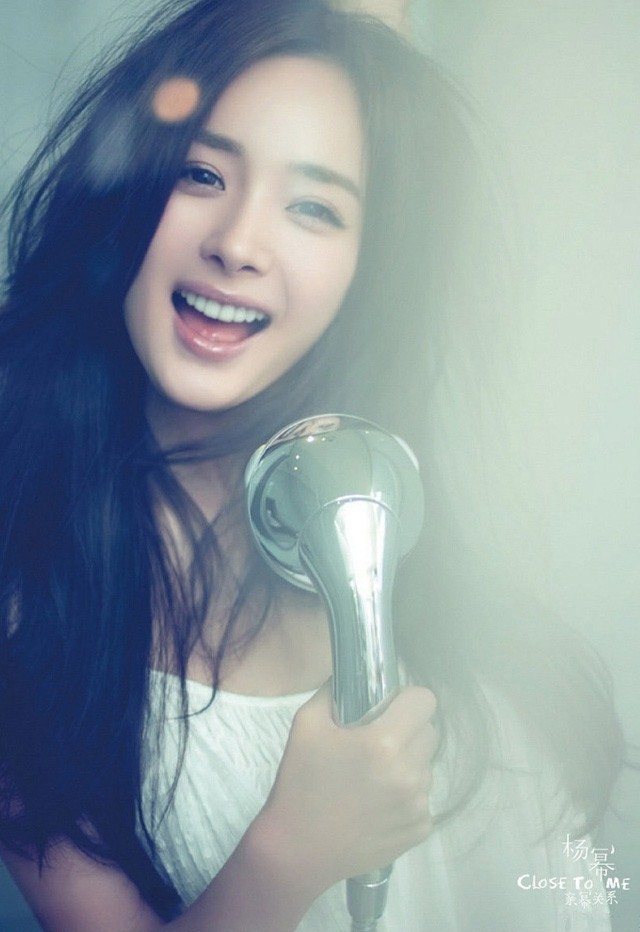 春樱映面 幂影翩跹 她手捧淡粉花束低头轻嗅,笑意从嘴角蔓延至弯弯的眼角