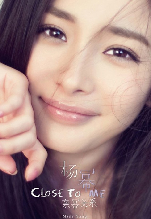 春樱映面 幂影翩跹 杨幂站在光影交错处,一袭粉裙曳地,宛若从童话中走出的公主