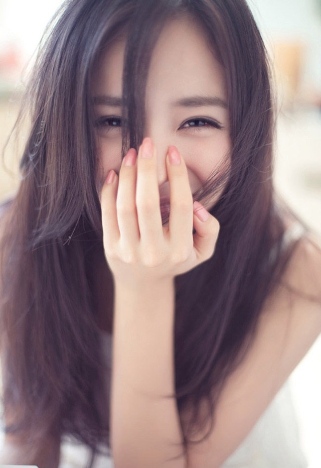 春樱映面 幂影翩跹 画面定格于她转身的翩跹瞬间,裙裾飞扬似蝶,留下惊鸿一瞥